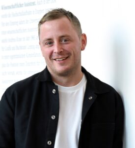 Mehr über den Artikel erfahren #43 hörinsblau — Brechtfestival — Das Gespräch mit Mark Schröppel