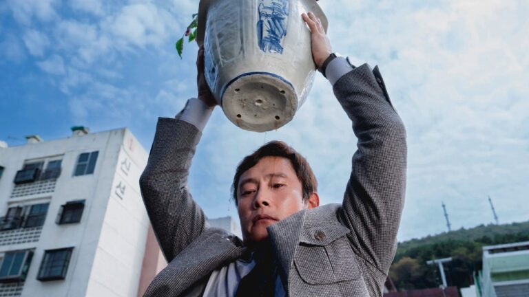 Mehr über den Artikel erfahren Horizontaler Klassenkampf und KI als Mordmotiv: Park Chan-Wooks “No Other Choice”